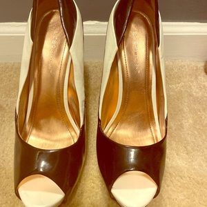 BCBGeneration Black and white Pump size 9B